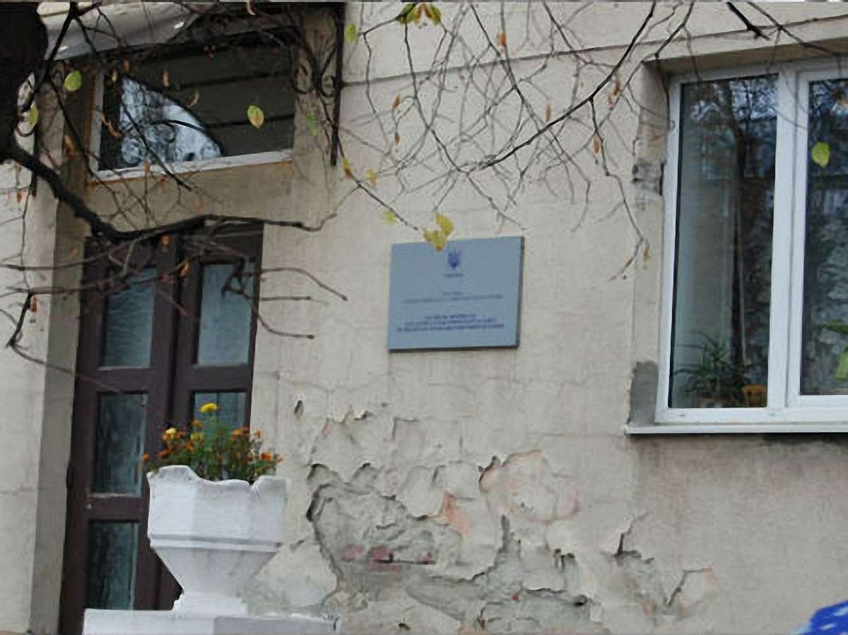 Хлопчик, якого матір залишила на порозі дитбудинку, вже тиждень у лікарні