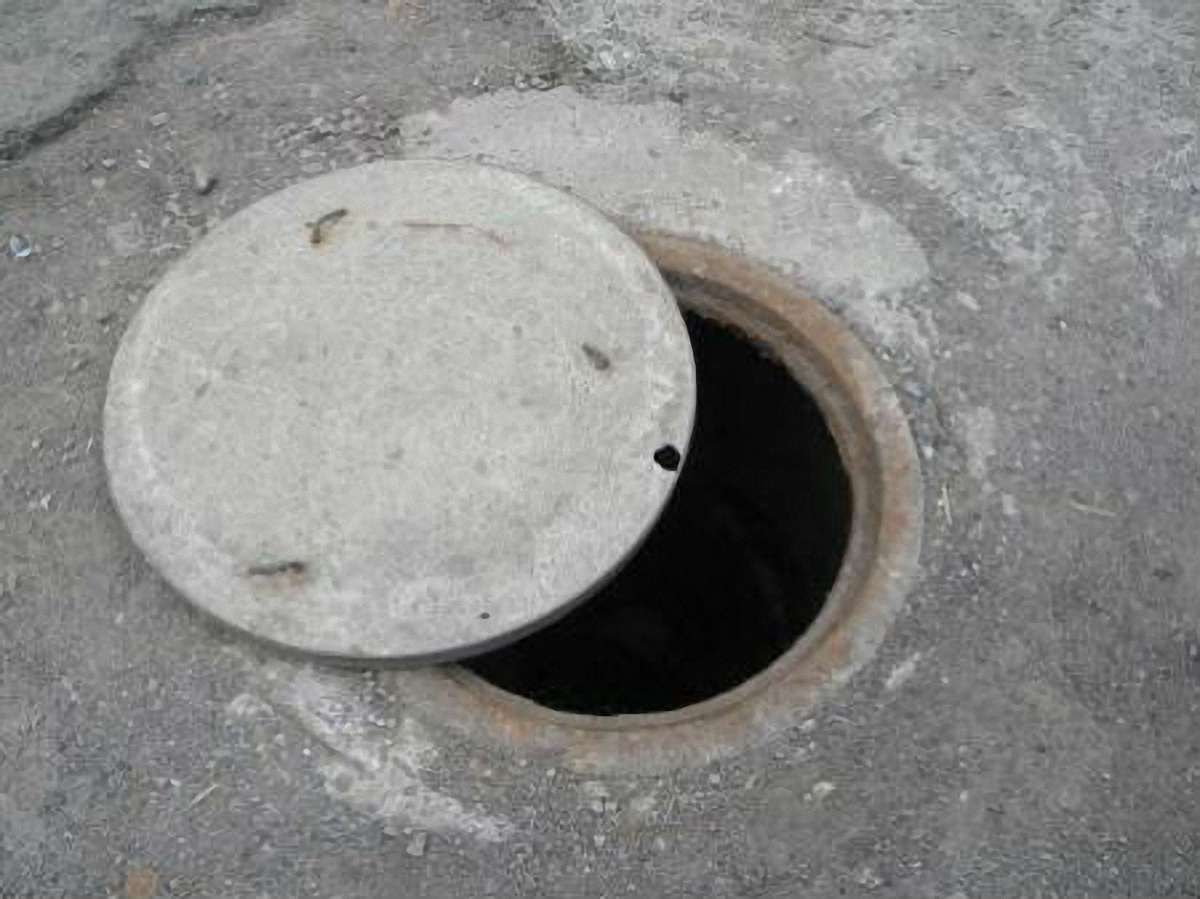 Водоканал обіцяє замінити металеві кришки люків на усіх газонах