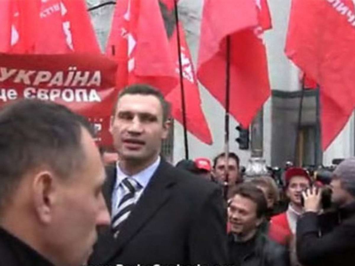 Біля Ради збираються мітингувальники і "Беркут" (фото)