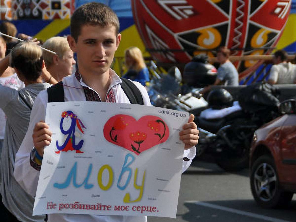 Російська мова витісняє українську в медіа та у сфері послуг