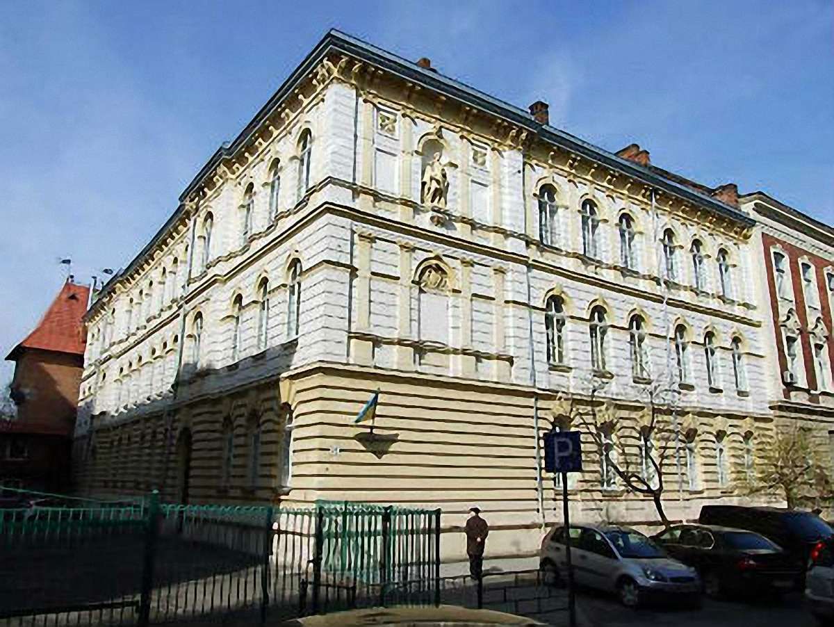 Реставрація школи на вулиці Театральній затягується