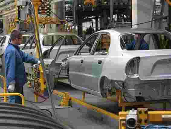 В Україні майже вдвічі скоротилося виробництво автомобілів