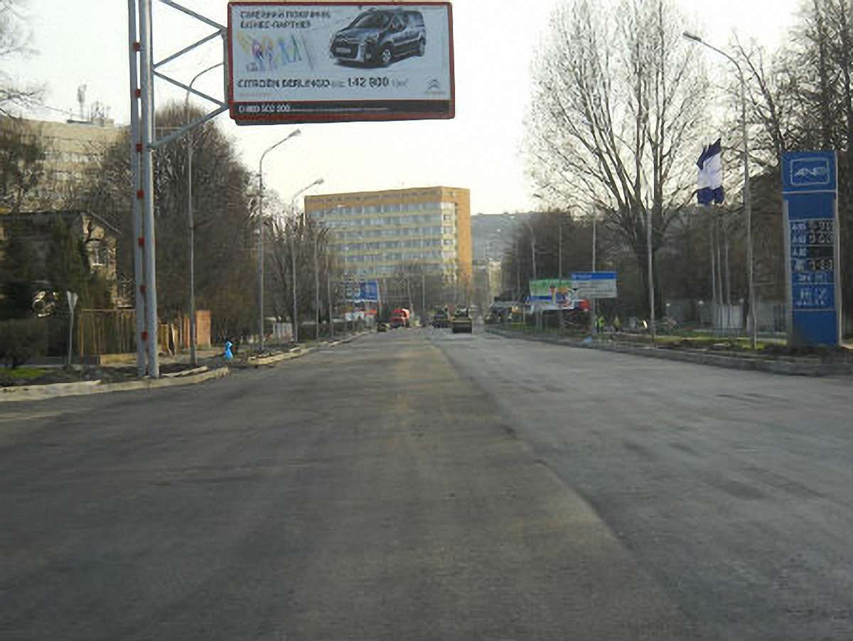 На вулиці Липинського без дозволів будують автозаправку