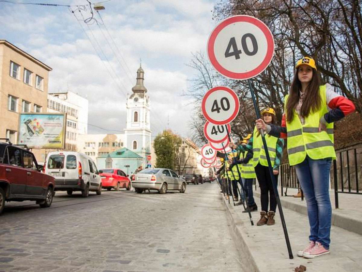 У Львові водіям нагадали про «зебри»
