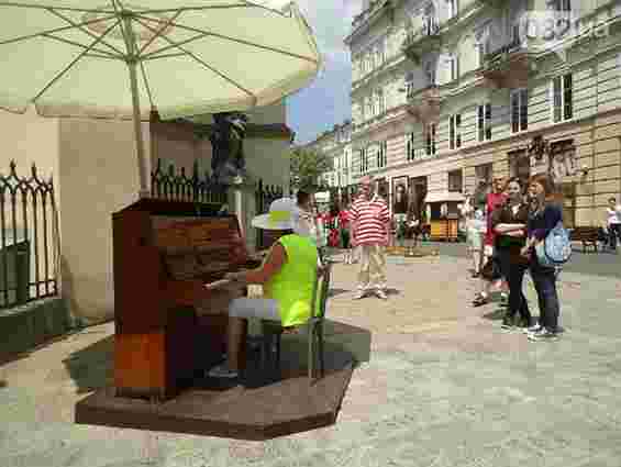 Фортепіано з центру Львова забрали на зиму