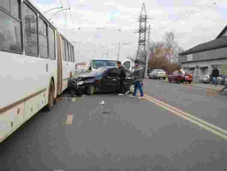 У Львові легковик врізався в тролейбус (фото)