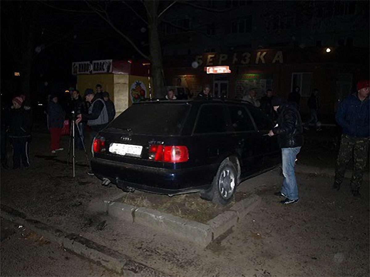 У Тернополі «Ауді» в’їхало у зупинку громадського транспорту