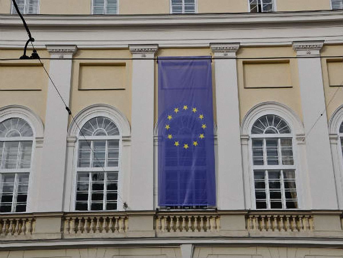 На львівській Ратуші вивісили прапор Євросоюзу (фото)