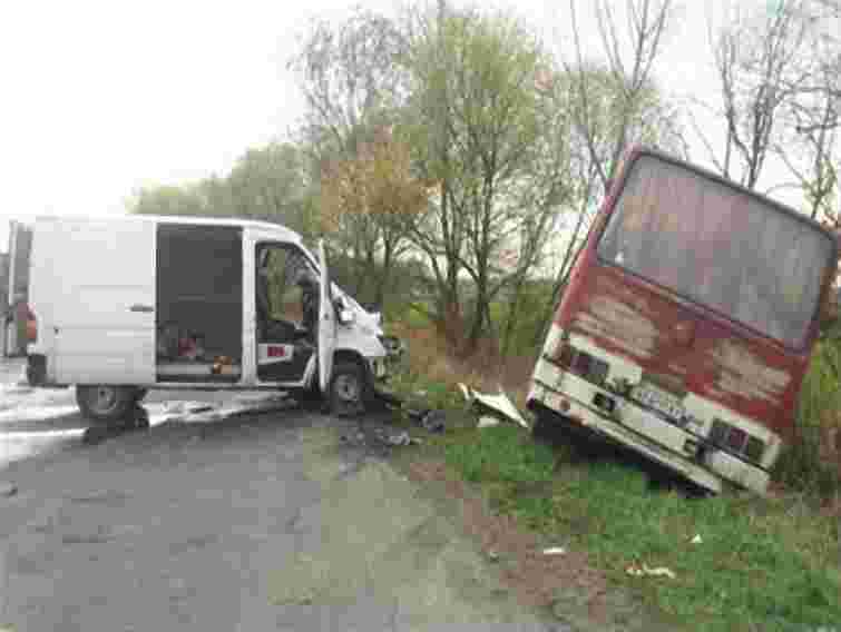 На Закарпатті зіткнулись рейсовий автобус і мікроавтобус (фото)