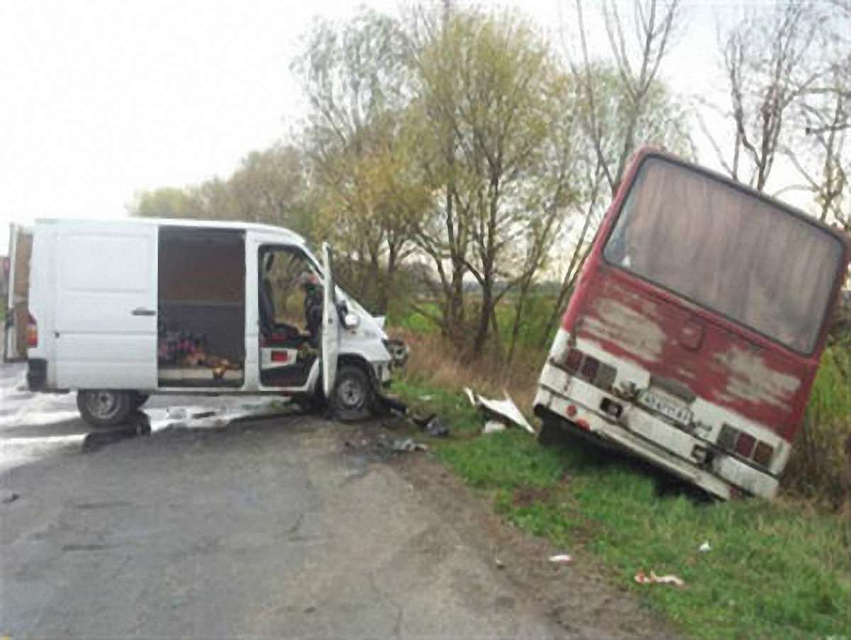 На Закарпатті зіткнулись рейсовий автобус і мікроавтобус (фото)