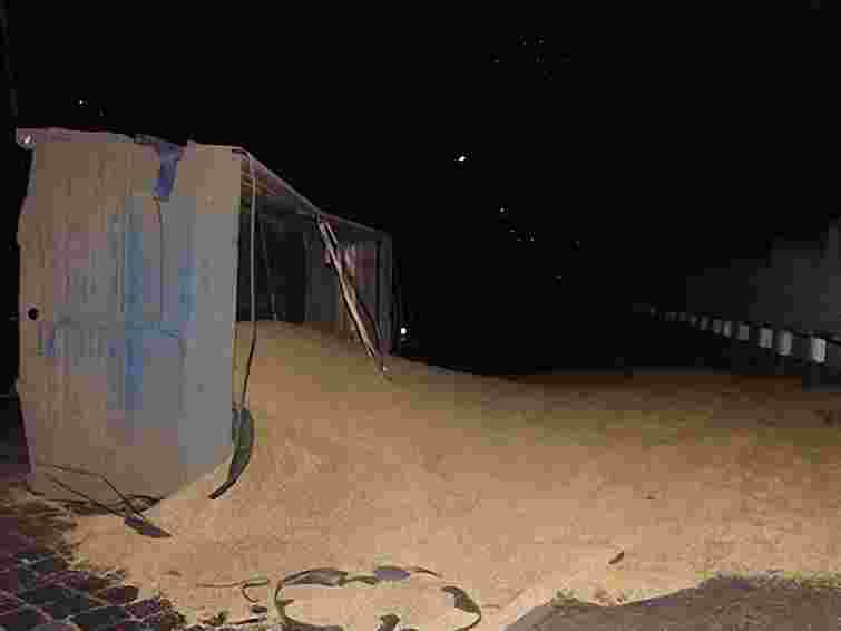 У Львові перевернулася вантажівка з зерном