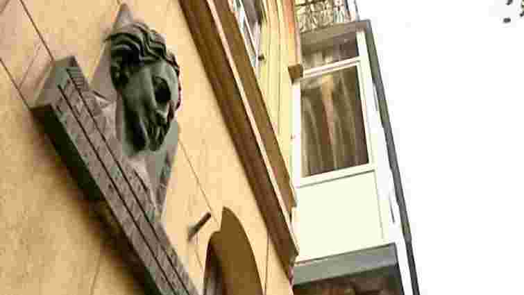 На мешканця будинку в центрі Львова подали до суду за пластиковий балкон