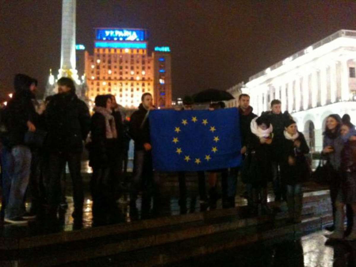На Майдані Незалежності стихійно збираються люди