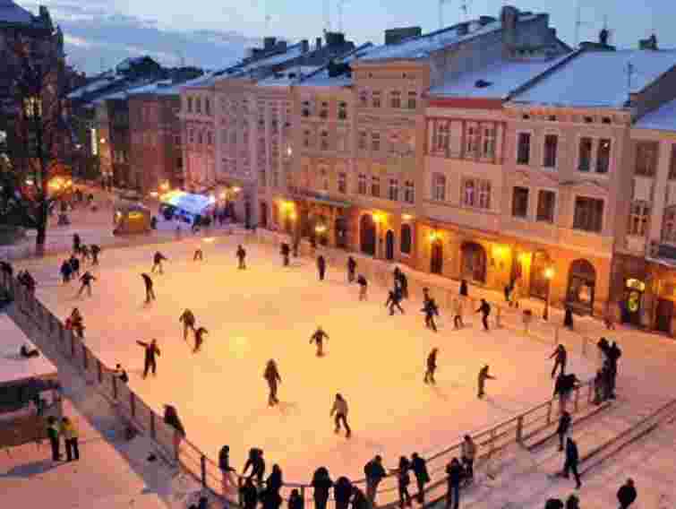У центрі Львова відкрили ковзанку