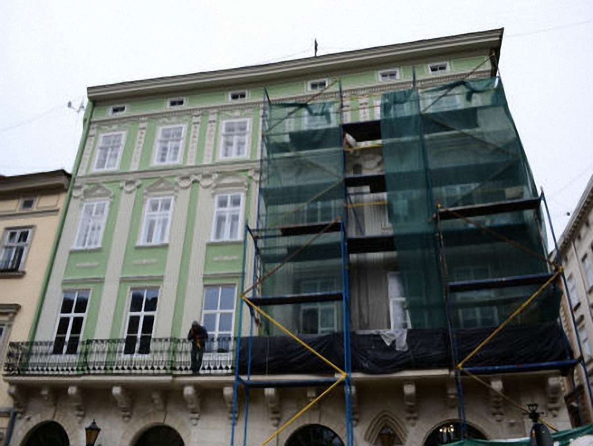 Бізнесмен своїм коштом відновив фасад будинку на площі Ринок