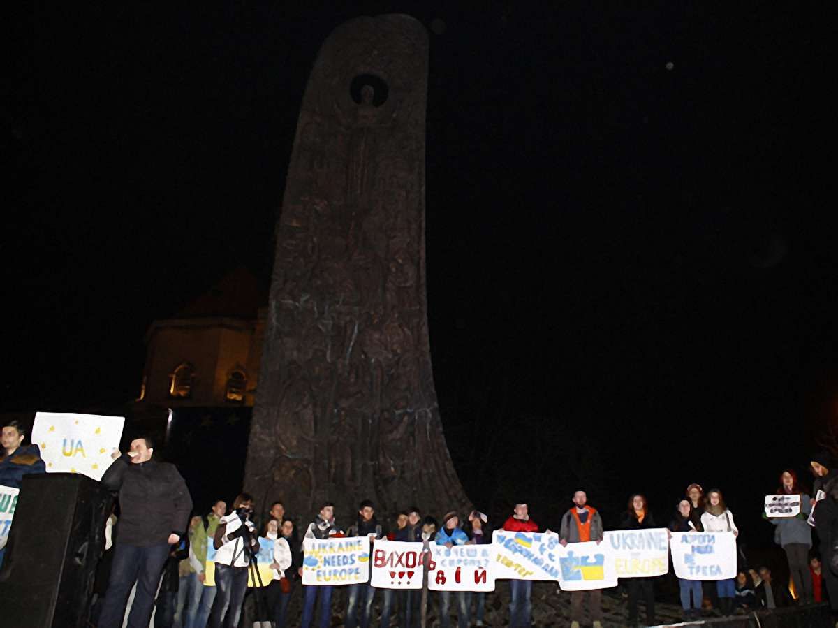 Євромайдан у Львові зростає: вже близько 10 тисяч людей