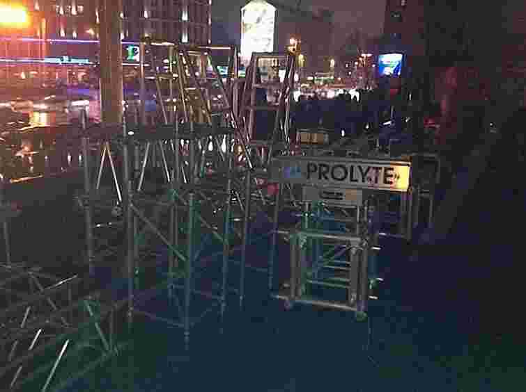 Біля "Українського дому" опозиція вже монтує сцену