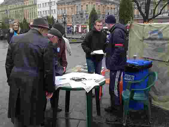 У Львові триває збір підписів за євроінтеграцію (фото)