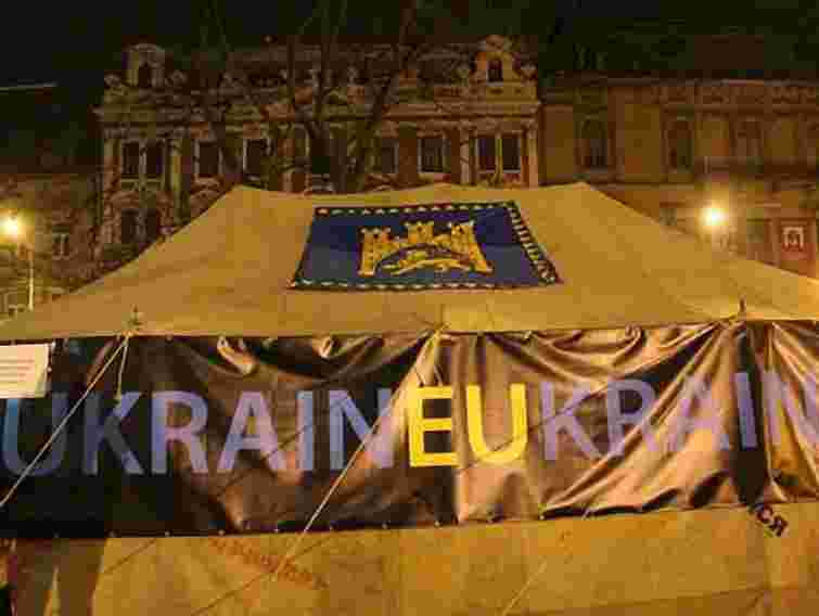 На Євромайдані у Львові встановили ще 10 наметів