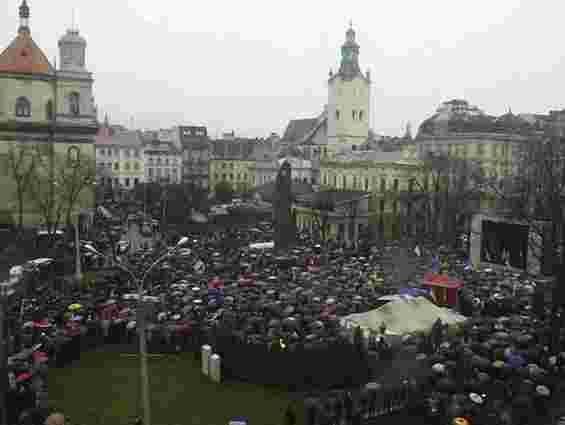 На мітинг у Львові прийшло вже 15 тис. людей (фото)