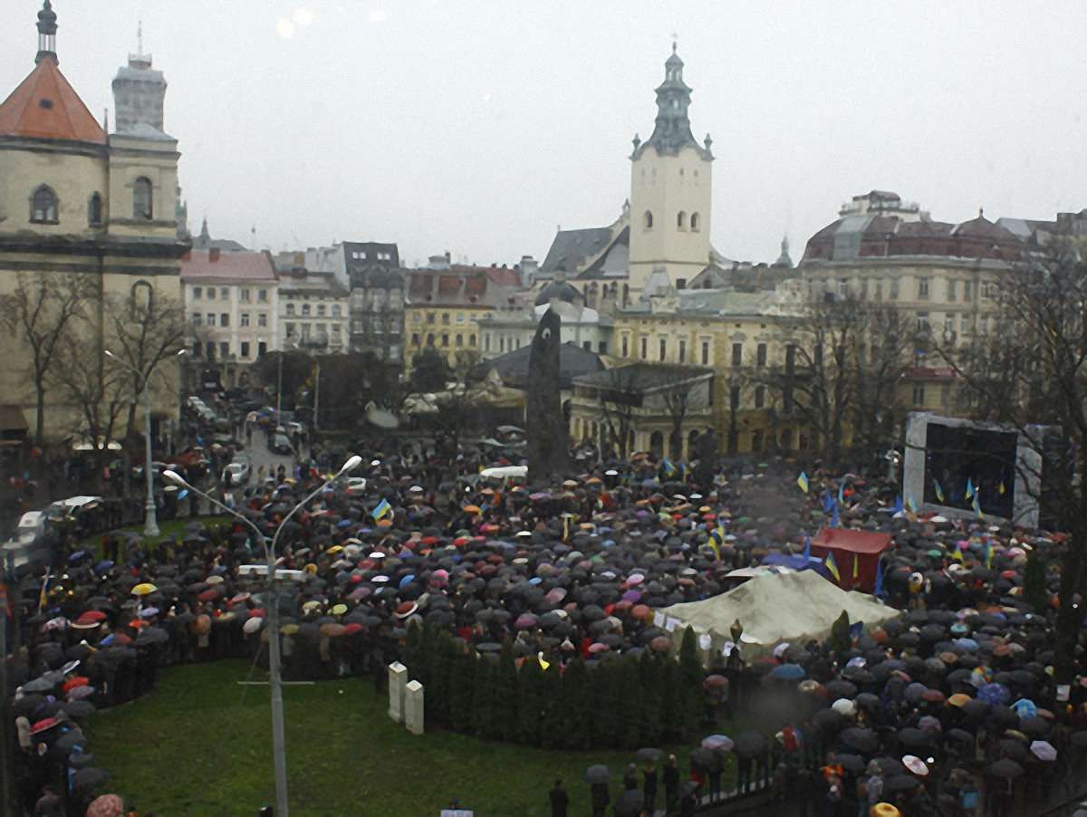 На мітинг у Львові прийшло вже 15 тис. людей (фото)