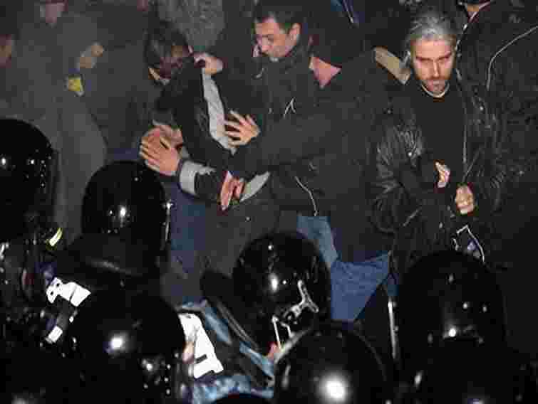 У Києві міліція знесла два намети на Майдані