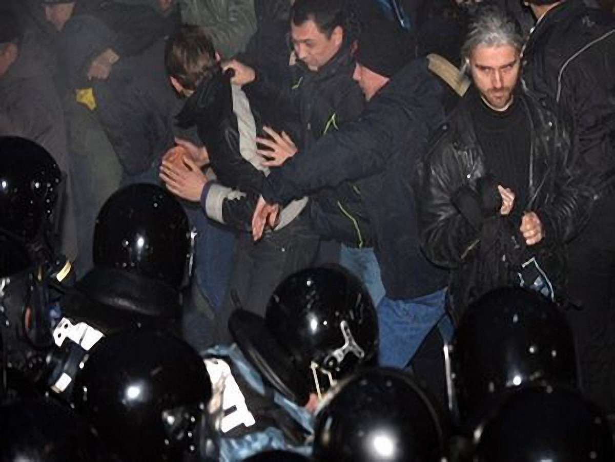 У Києві міліція знесла два намети на Майдані