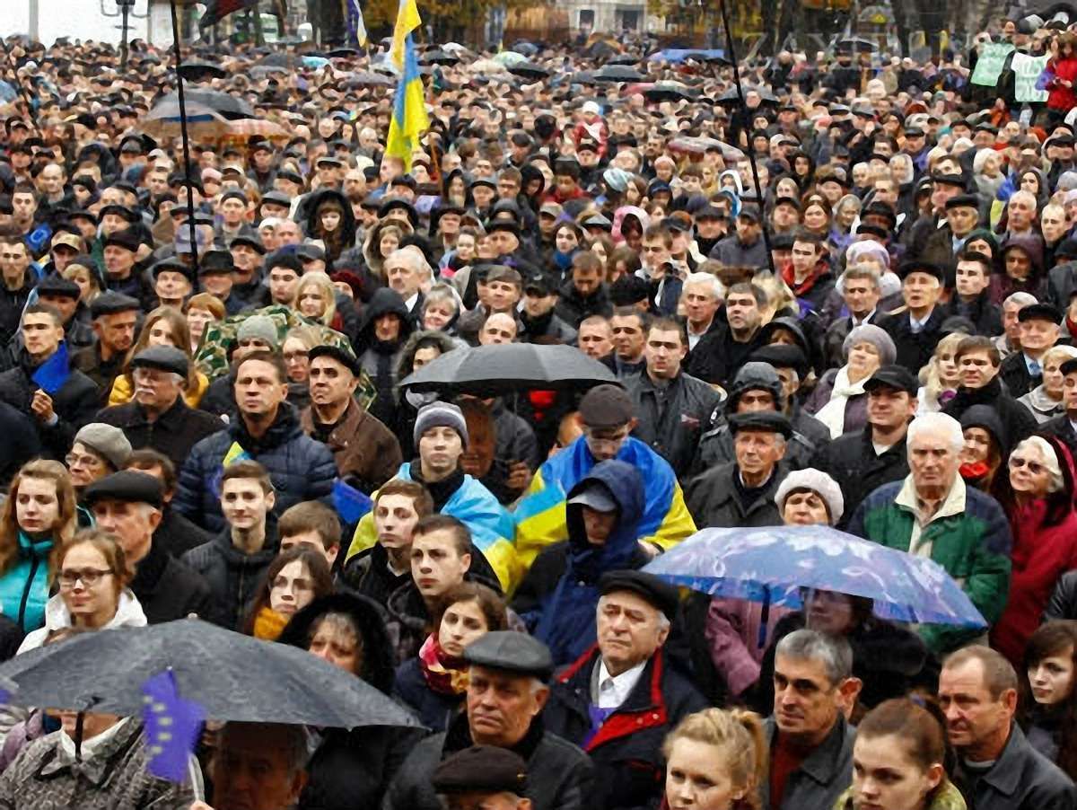 Вночі з львівського Євромайдану до Києва поїхали 200 людей