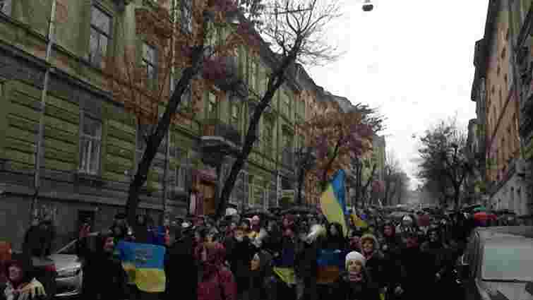 Студенти закидали Львівську ОДА сніжками 