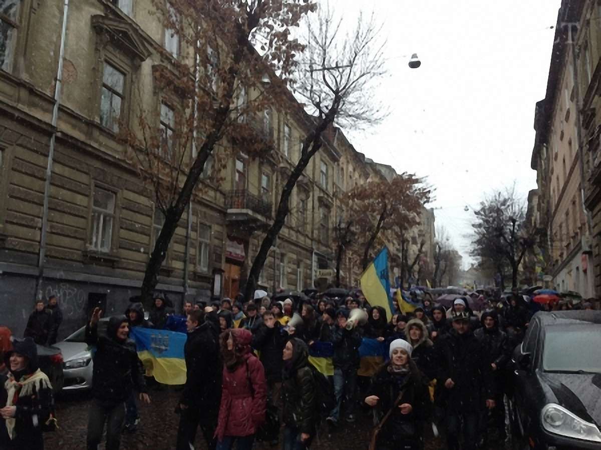 Студенти закидали Львівську ОДА сніжками 