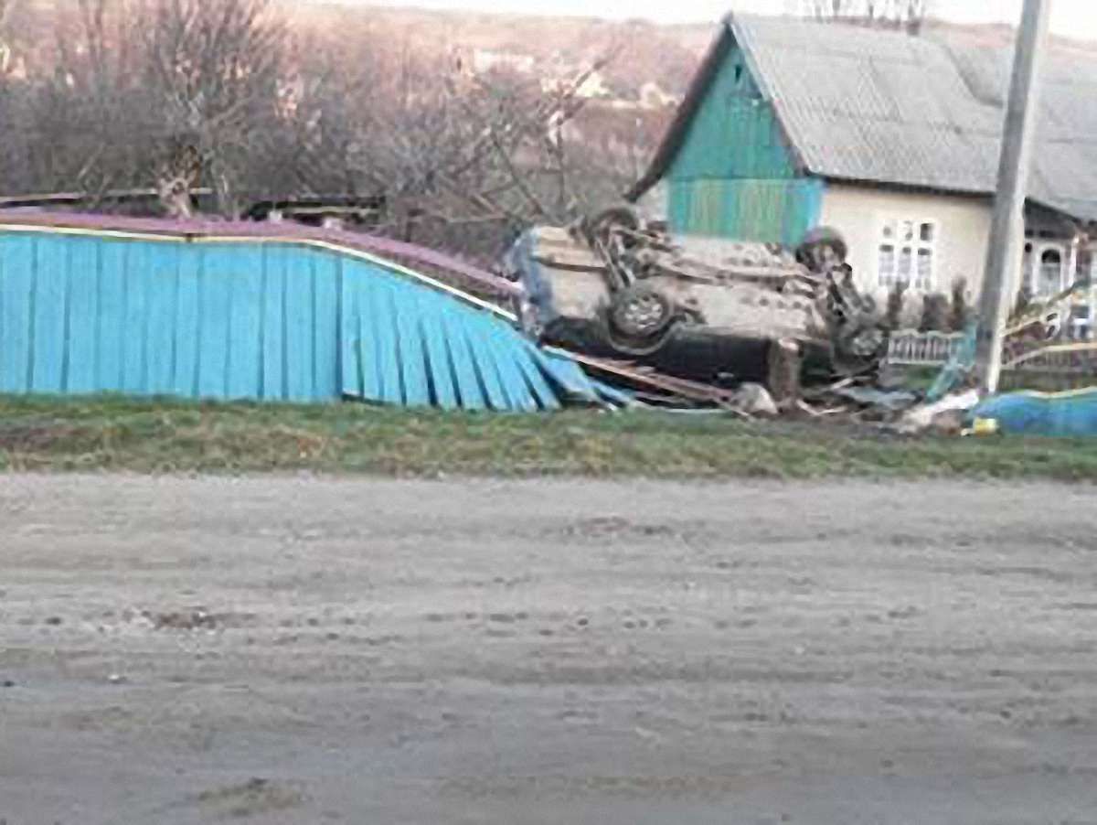 На Буковині юнак на авто збив трьох дітей: є жертви (фото)