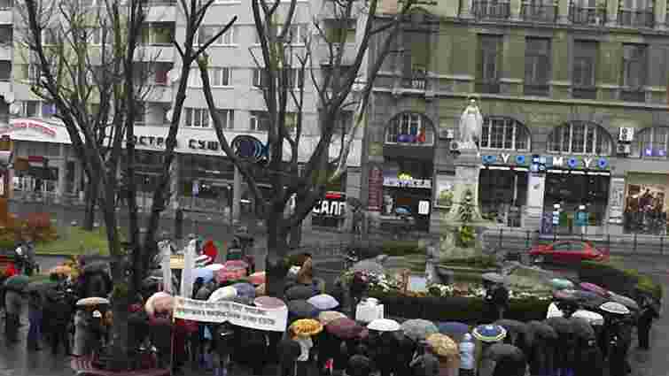 На Євромайдані у Львові невідомі жінки агітували проти сланцевої угоди