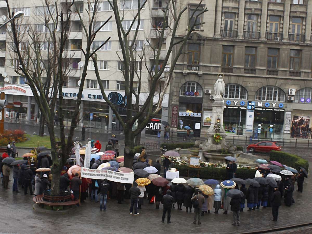 На Євромайдані у Львові невідомі жінки агітували проти сланцевої угоди