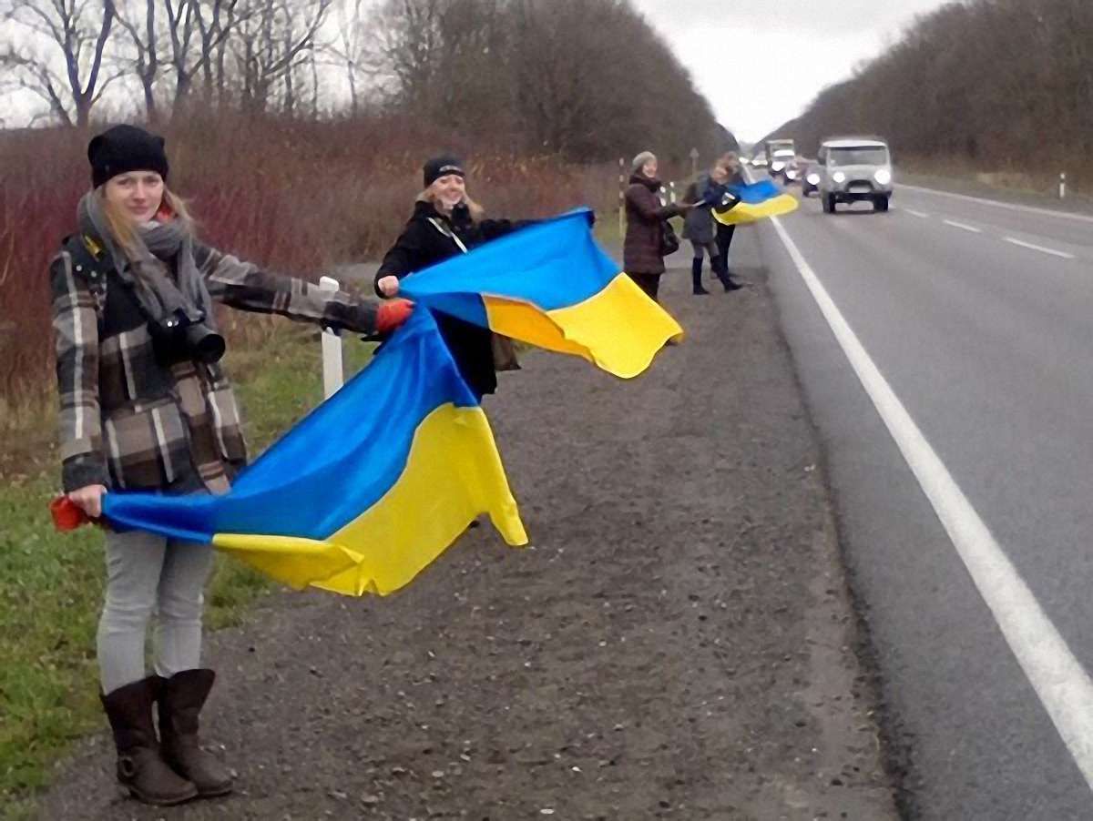 У Львові почали формувати живий ланцюг