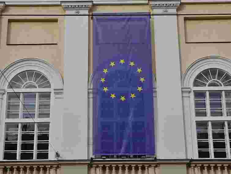 На будівлі Івано-Франківської ОДА вивісять прапор ЄС