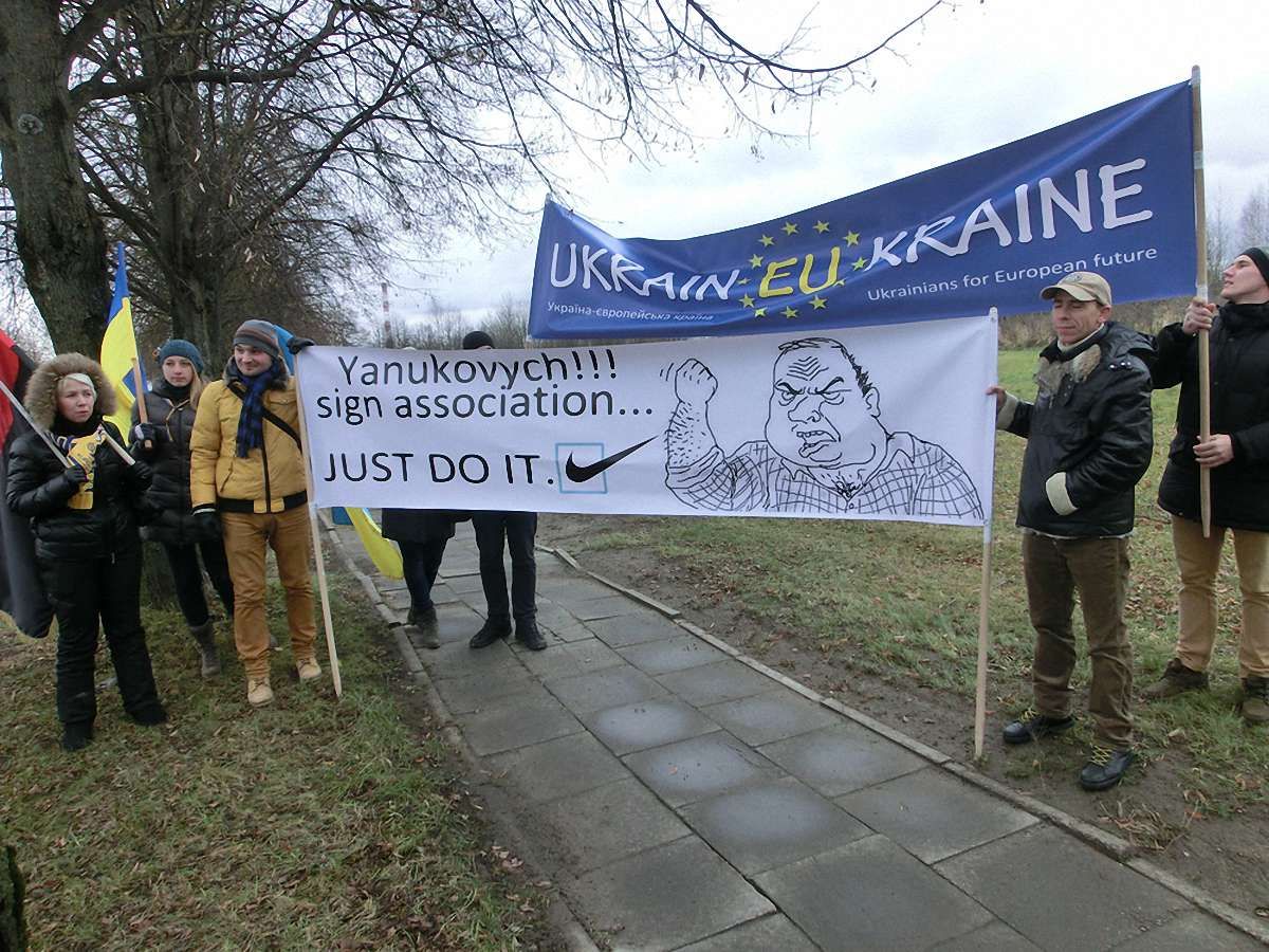 Львів’яни у Вільнюсі вийшли на пікет проти Януковича