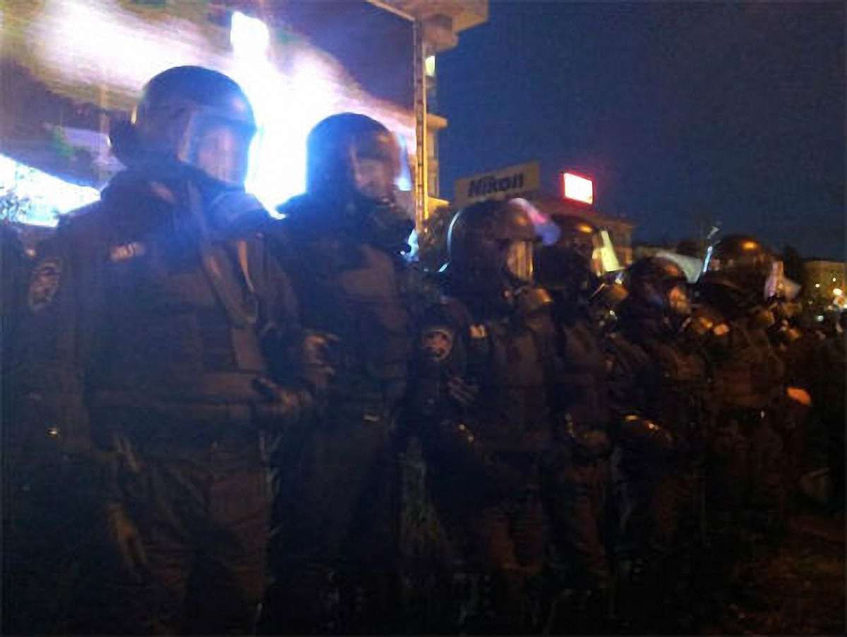 Бійці «Беркуту» оточили Майдан Незалежності