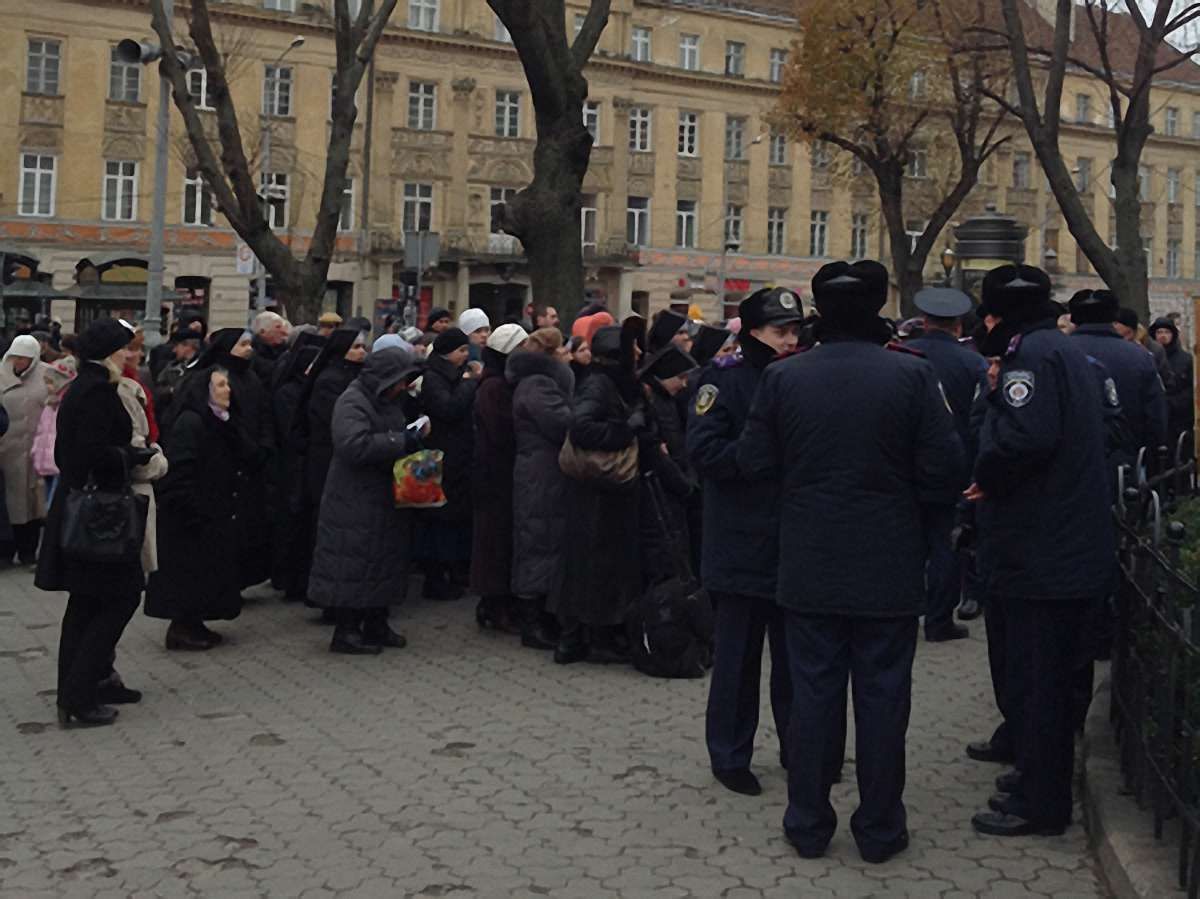 Попри заборону, догналіти знов зібралися у центрі Львова