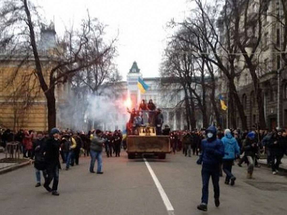 Невідомі увірвалися в КМДА і спробували штурмувати АП