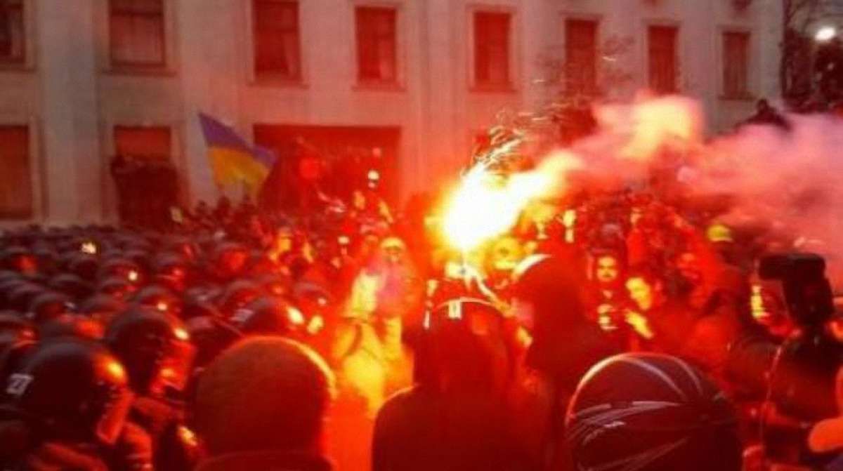 Сутички під Адміністрацією президента, є поранені