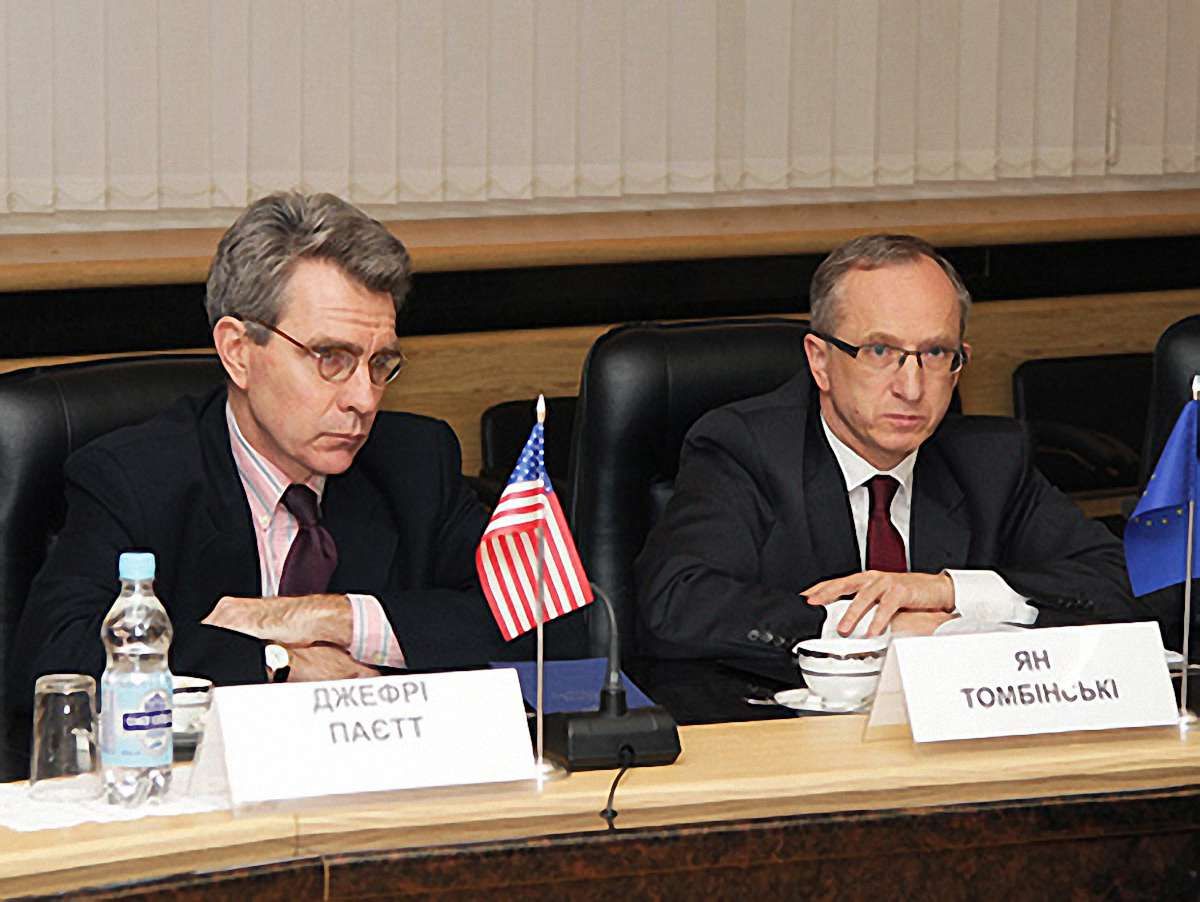 Посли США і ЄС закликають до мирних акцій протесту
