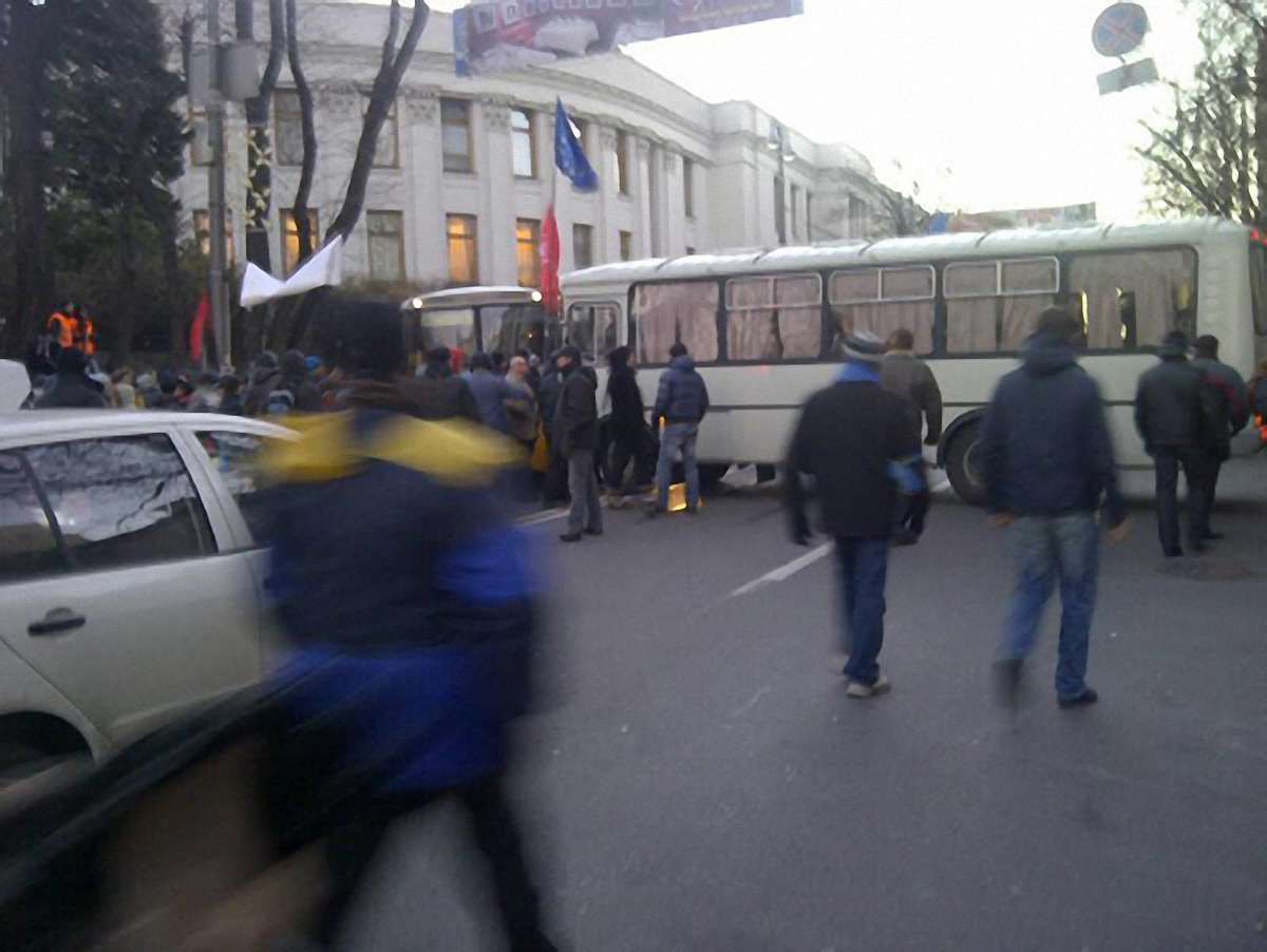 Опозиція повідомляє про сутички під Радою