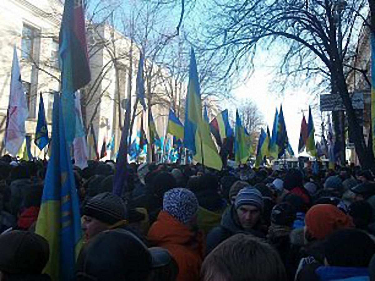 Десятки тисяч людей під Радою вимагають відставки Кабміну