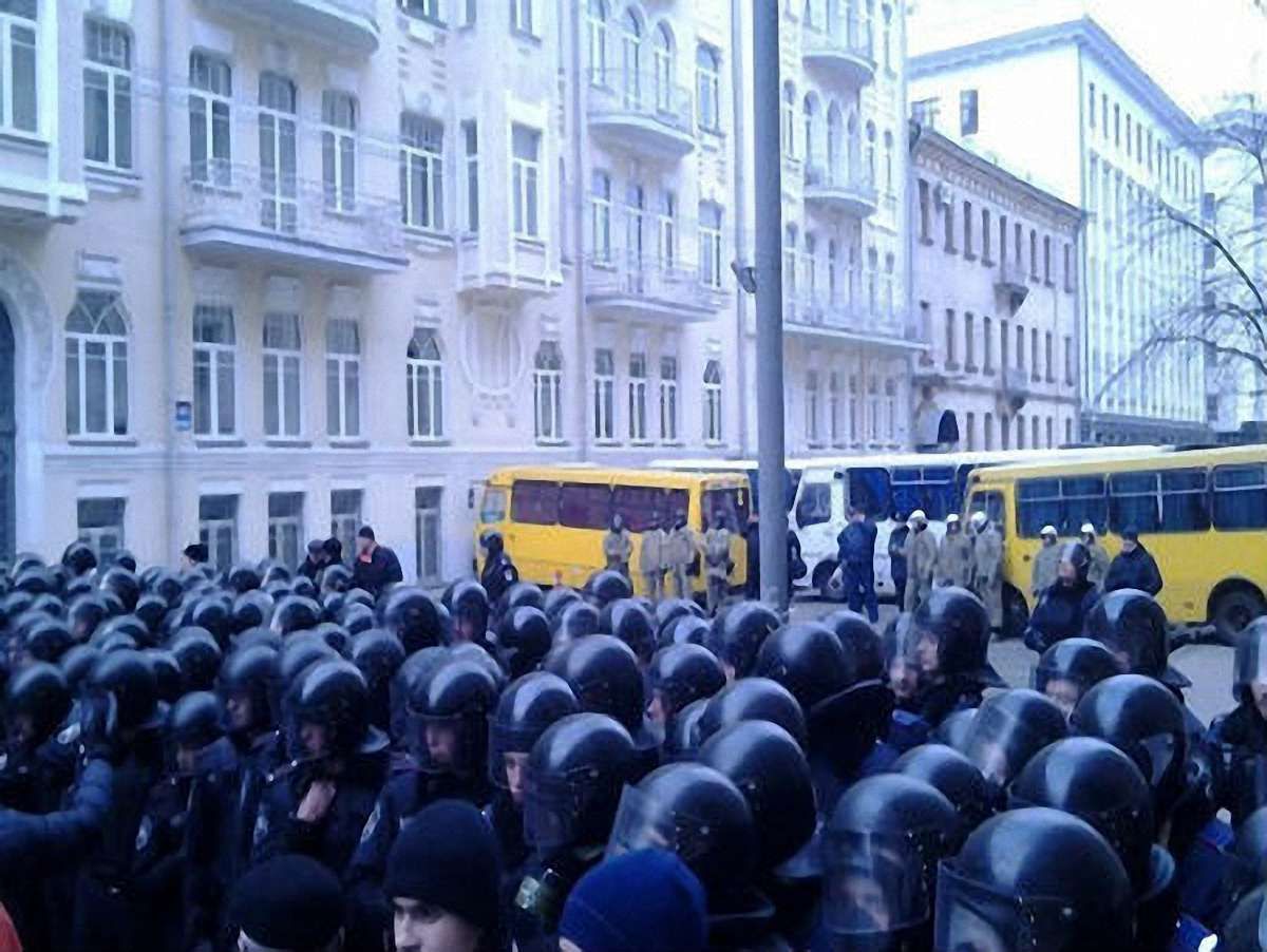 «Беркут» і внутрішні війська посилено охороняють адміністрацію президента