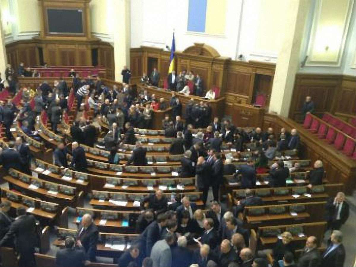 Опозиція заблокувала трибуну ВР: Рибак закрив засідання