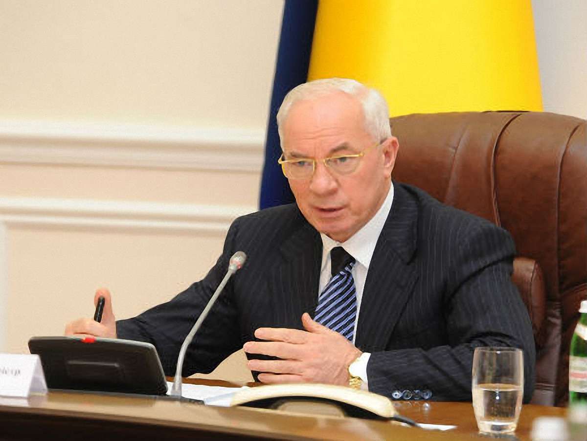 Азаров знову погрожує пересадити всіх за блокування адмінбудівель