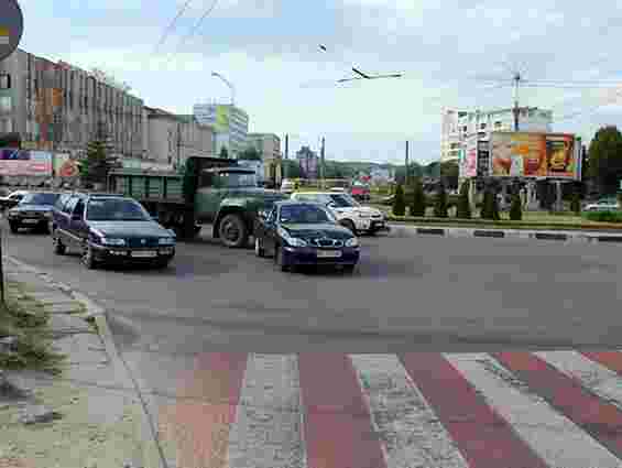 На Львівщині водій буса збив на переході трьох жінок