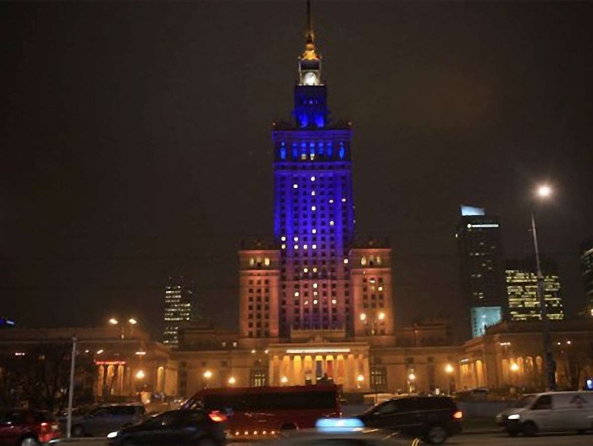 В підтримку Євромайдану найвища будівля Польщі стала жовто-блакитною