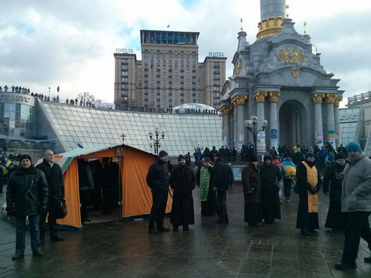На Євромайдані в Києві встановили польовий храм