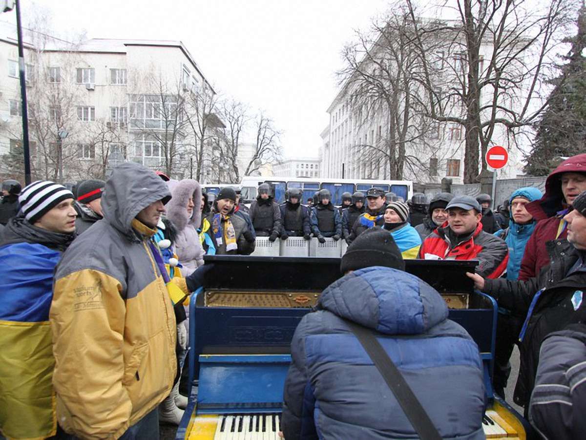 У Києві на вул. Банковій з’явилося вуличне піаніно